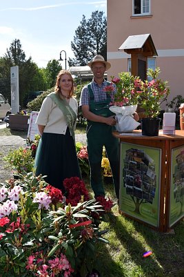 Rhododendronk&ouml;nigin Marie und Christian August von der gleichnamigen Ellricher Baumschule.  (Foto: Janet Lie&szlig;mann)