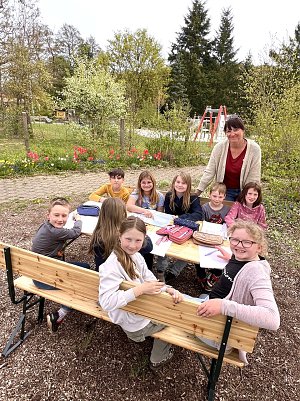 Klassenleiterin und stellvertretende Schulleiterin Ulrike Bauersfeld mit Kindern der Klasse 3b im Gr&uuml;nen Klassenzimmer der Evangelischen Grundschule Nordhausen im Deutschunterricht. (Foto: Dr. Uta Halbritter)