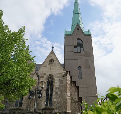Im Schatten der neuen T&uuml;rme der Johanniskirche startet am 13. Juni der Wandermarathon in Ellrich.  (Foto: ssc)