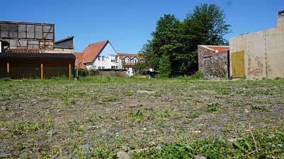 Auf dem bis jetzt noch leeren Grundst&uuml;ck in der Ellricher Innenstadt soll der Hort gebaut werden. (Foto: ssc)