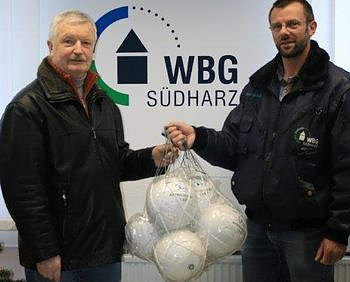 B&auml;lle &uuml;bergeben (Foto: WBG)