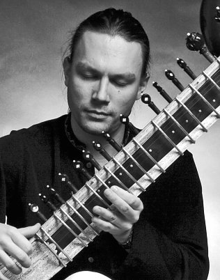 Bild: Sebastian Dreyer wird der "indischen Dichtung" an der Sitar den musikalischen Rahmen verleihen