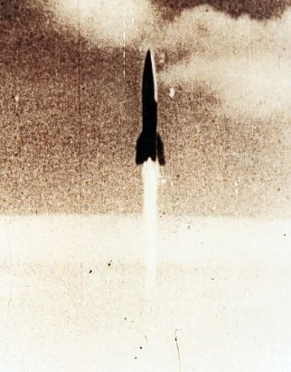 Bild: Der erste sowjetische Start einer (sowjetischen V2) R1 gelang am 18. Oktober 1947 um 10:47 Uhr Ortszeit.