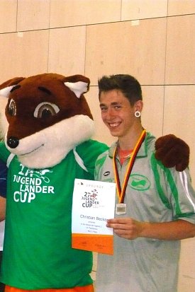 Bild: Christian Becker mit dem Maskottchen Sporty