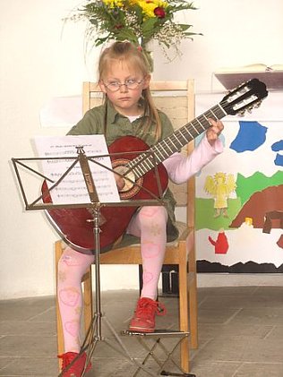 Bild: Jasmin an der Gitarre