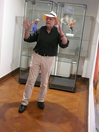 Bild: Der Meister erkl&auml;rt sein Werk