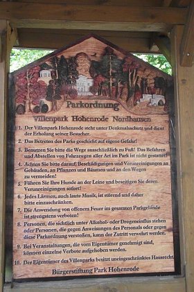 Bild: Park und Villa stehen unter Denkmalschutz ist auf Informationstafeln zu lesen. Hohenrode muss als Naturensemble erhalten bleiben. Ohne moderne Bauten.   