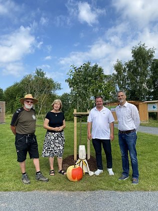 Bild: Gemeinsam pflanzten NordhausensOberb&uuml;rgermeister Kai Buchmann, die ehemalige Oberb&uuml;rgermeisterin Barbara Rinke,der B&uuml;rgermeister der Stadt Leinefelde-Worbis, Christian Zwingmann, sowie derPomologe Gerd Ulm einen Baum der historischen Apfelsorte Sch&ouml;ner ausNordhausen.