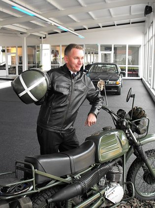 Bild: Autonarr Oliver W&ouml;nnmann mit seinem Motorrad