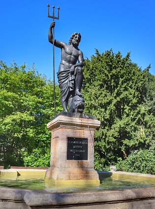 Bild: Der Neptunbrunnen auf der Promenade sprudelt wieder