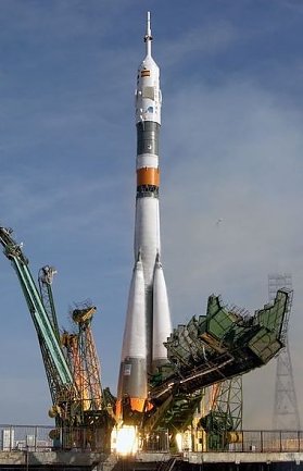 Bild: Russische SOJUS-Rakete w&auml;hrend des Starts. (Die vier Kegeld&uuml;sen sind vier R-14-Raketen, deren Entwicklung direkt auf die deutschen Wissenschaftler w&auml;hrend ihrer Zeit in der Sowjetunion zur&uuml;ckgeht.)