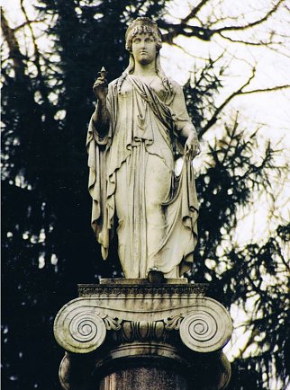 Bild: Statue der Spes &uuml;ber der Grabst&auml;tte der Humboldts in Tegel