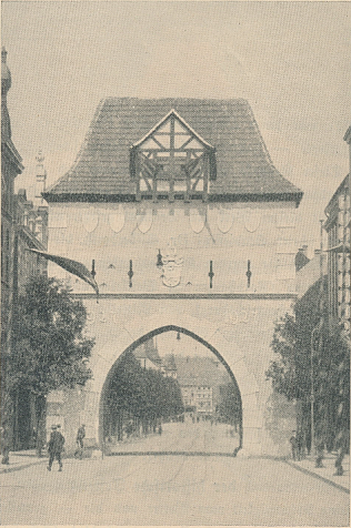 Bild: Nachbau eines Stadttores in der Bahnhofstra&szlig;e