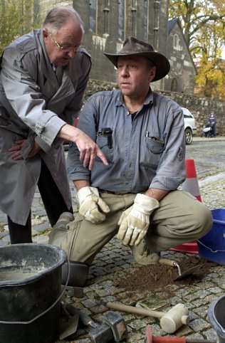 Bild: Vier Mal stolpern