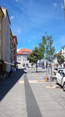 Bild: Die gr&uuml;nen Baum-Farbtupfer lockern die Rautenstra&szlig;e auf.