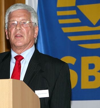 Bild: Reinhardt bei Referat