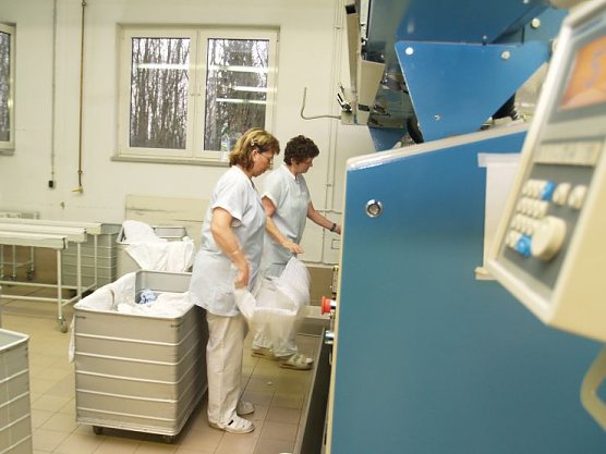 Nicht in, sondern an der Mangel (Foto: SHK) Nicht in, sondern an der Mangel (Foto: SHK)