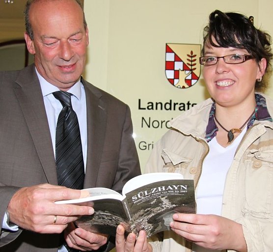 Chronik übergeben (Foto: J. Piper) Chronik übergeben (Foto: J. Piper)