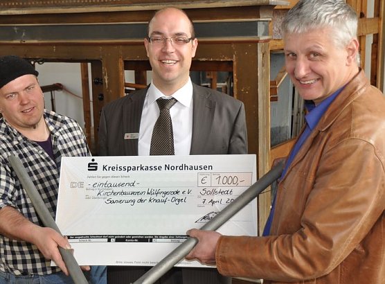 Übergeben (Foto: KSK) Übergeben (Foto: KSK)