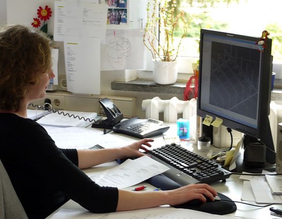 Moderner Arbeitsplatz (Foto: HABAU Heringen)