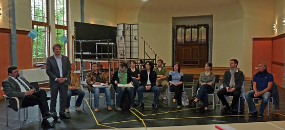 Ensemble steht (Foto: Karl-Heinz Herrmann)