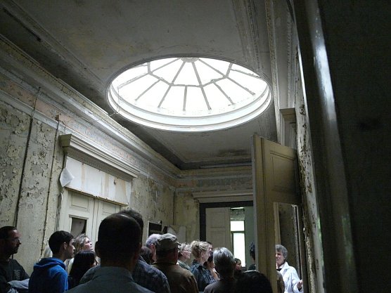 Frau Hartmann führt durchs Haus (Foto: Angelo Glashagel) Frau Hartmann führt durchs Haus (Foto: Angelo Glashagel)