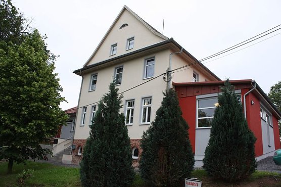 Aufgepepptes Dorfgemeinschaftshaus (Foto: T. Wendehost)