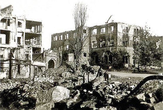 Nordhausen nach der Zerstörung: Rest vom Rathaus (Foto: Fotoarchiv Fam. Lemitz) Nordhausen nach der Zerstörung: Rest vom Rathaus (Foto: Fotoarchiv Fam. Lemitz)