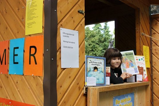 Lesen in der H&uuml;tte (Foto: I. Bergmann)