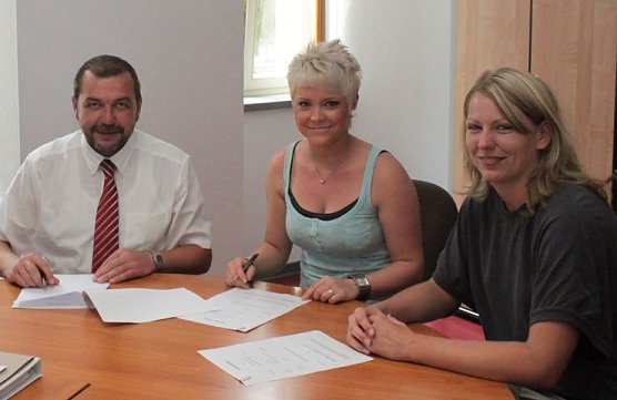 Arbeitsvertr&auml;ge unterschrieben (Foto: privat)