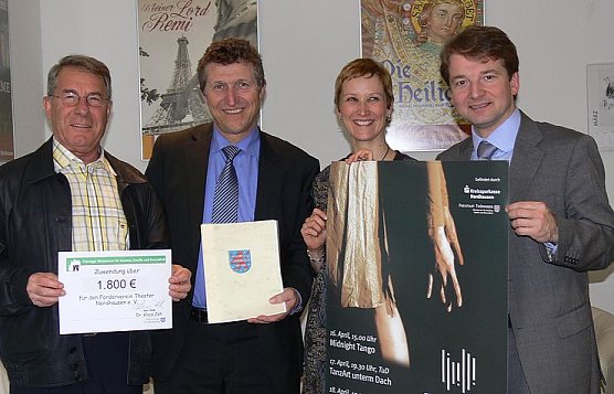 Scheck &uuml;bergeben (Foto: I. K&uuml;hn)