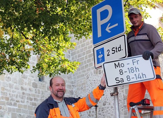 Schilder werden angebracht (Foto: I. Bergmann)