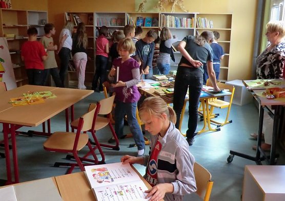 Bibliothek eröffnet (Foto: J. Piper) Bibliothek eröffnet (Foto: J. Piper)