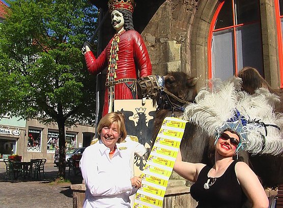 100 Zirkuskarten &uuml;bergeben (Foto: nnz)