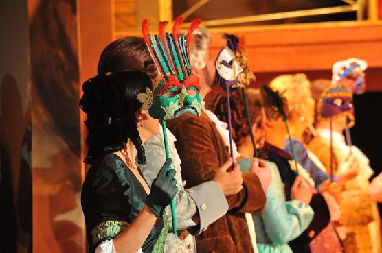 Maskiert ins Theater (Foto: R. Obst)