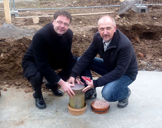 Grundstein gelegt (Foto: E. Kagelmacher)