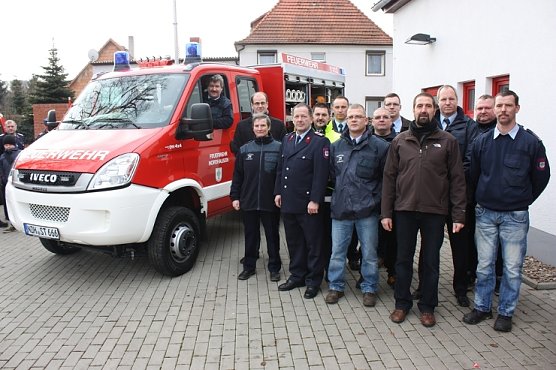 Fahrzeug &uuml;bergeben (Foto: privat)