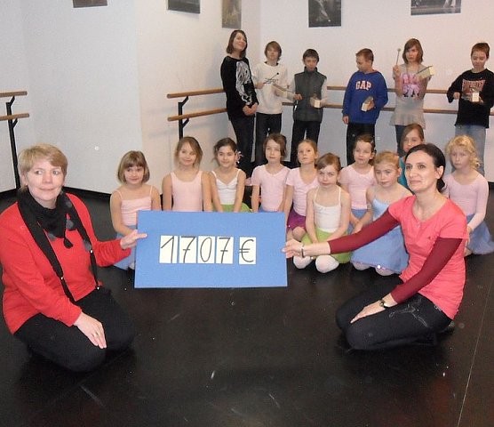 Geld &uuml;bergeben (Foto: privat)