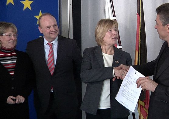 Baugenehmigung übergeben (Foto: nnz) Baugenehmigung übergeben (Foto: nnz)