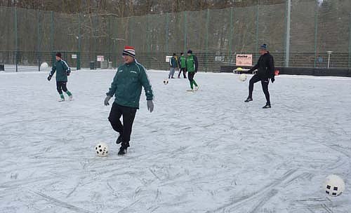 Fu&szlig;ball im Schnee (Foto: nnz)