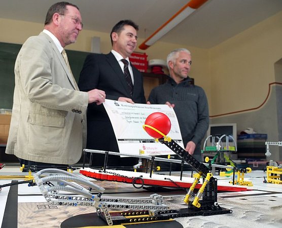 Scheck übergeben (Foto: nnz) Scheck übergeben (Foto: nnz)