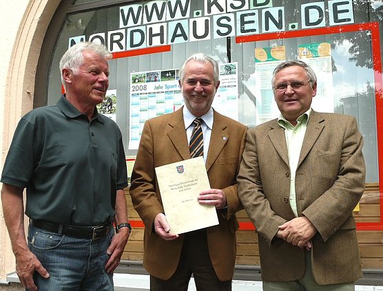 Bescheid übergeben (Foto: nnz) Bescheid übergeben (Foto: nnz)