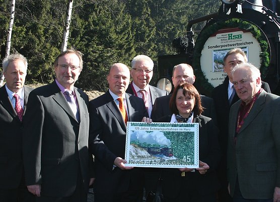Gruppenbild mit Lok und Marke (Foto: privat) Gruppenbild mit Lok und Marke (Foto: privat)