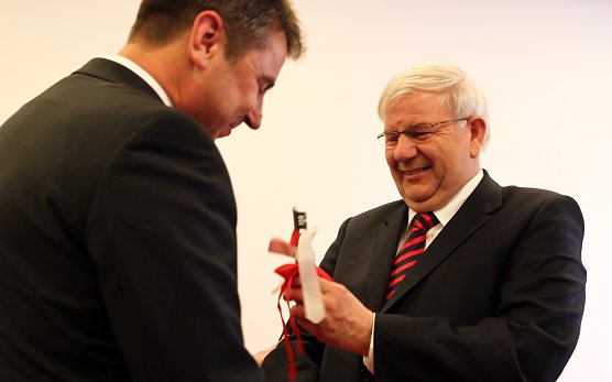 Schl&uuml;ssel&uuml;bergabe (Foto: nnz)