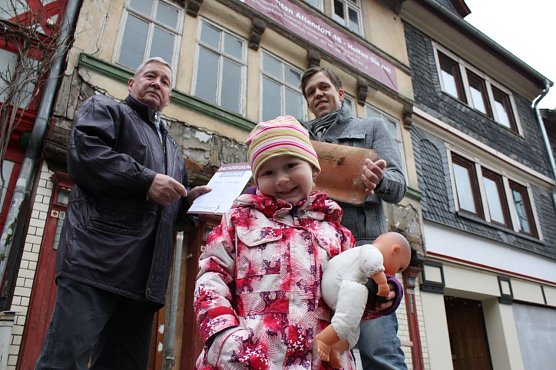 Peter Schwarz unterst&uuml;tzt Dachziegel-Aktion (Foto: privat)