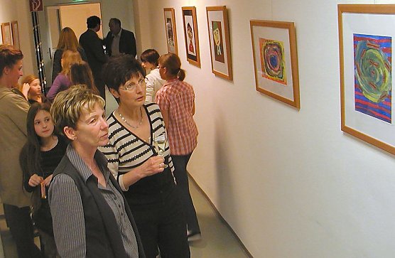 Großes Interesse und Anerkennung durch die Gäste der Eröffnung (Foto: E. Seifert) Großes Interesse und Anerkennung durch die Gäste der Eröffnung (Foto: E. Seifert)