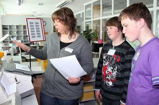 Besuch in der Poststelle (Foto: J. Piper)