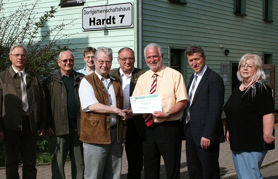 Bescheid übergeben (Foto: R. Wille) Bescheid übergeben (Foto: R. Wille)