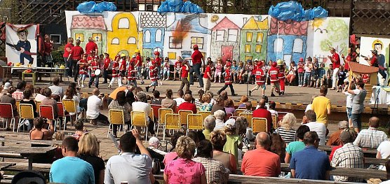 Tolle Stimmung bei Klein und Gro&szlig; (Foto: E. Seifert)