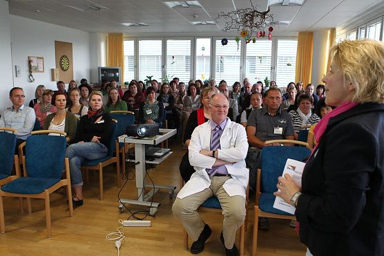 Dr. Bettina Wilms bei der Begrüßung der Teilnehmer (Foto: nnz) Dr. Bettina Wilms bei der Begrüßung der Teilnehmer (Foto: nnz)